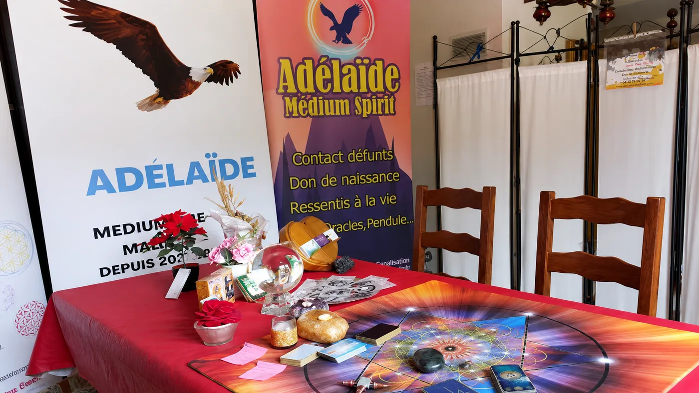 La table de consultation d’Adélaïde : boule de cristal, cartes et oracles