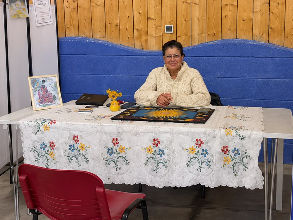 Adélaïde à sa table de consultation